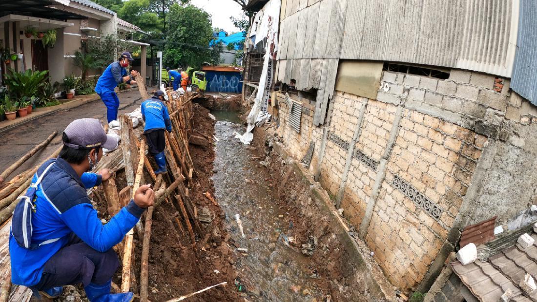 Aksi Pasukan Biru Perbaiki Turap Longsor Di Jagakarsa