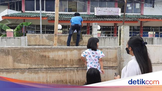 This house in Ciledug, which goes in and out, has to climb a 2 meter wall