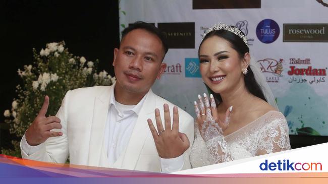 Stupid that there is no marriage book at the wedding of Vicky Prasetyo and Kalina Oktarani