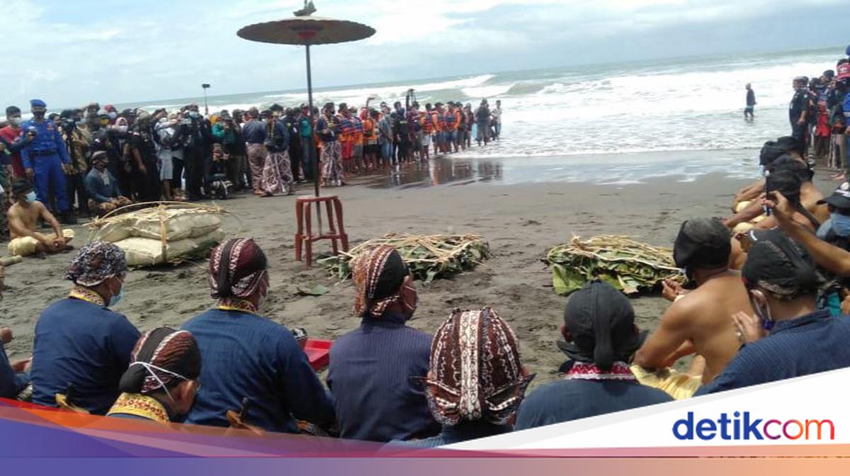 Foto: Ritual Labuhan, Doa Bersama di Pantai Parangkusumo