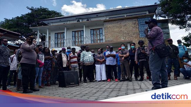 Ortu Korban Pelecehan Guru Sekolah Asrama di Mimika Demo ...