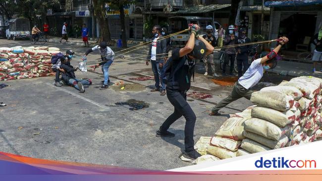 Under Todongan Guns, Myanmar Citizens Are Forced To Break Down Barricades