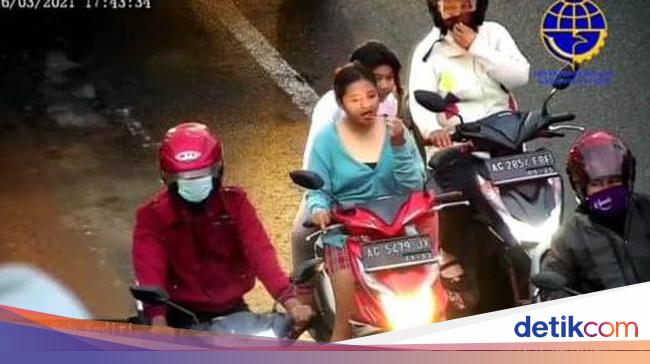 Pemotor Wanita Tak Pakai Helm Makan Saat Lampu Merah Ditegur Malah Ngacir