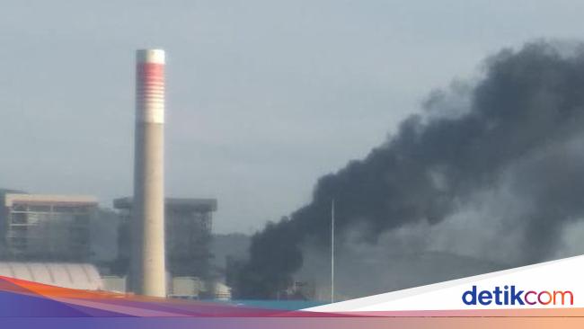 Asap Membubung Hitam Berasal dari Kebakaran di PLTU Jawa 7