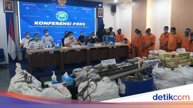 Petugas BNN menangkap pelaku narkoba di Aceh