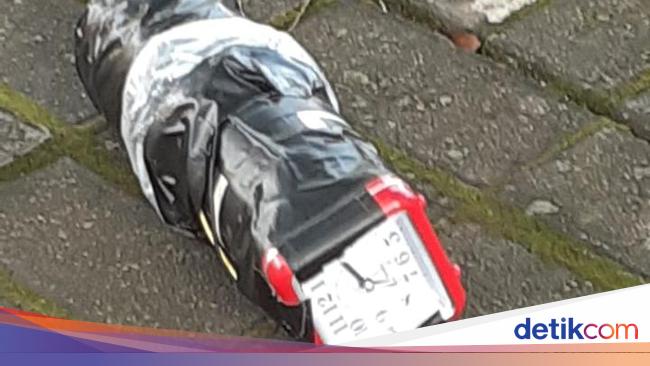 The appearance of something similar to a bomb in front of Ahmad Yani’s house: There is a clock wrapped around the tape