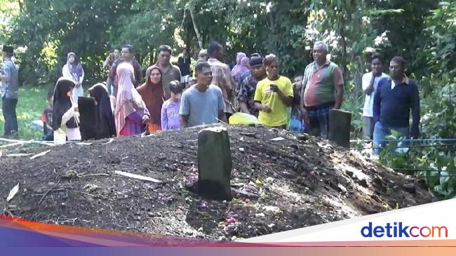 There is no name on the grave headstone whose land rises 1.5 meters in West Sumatra