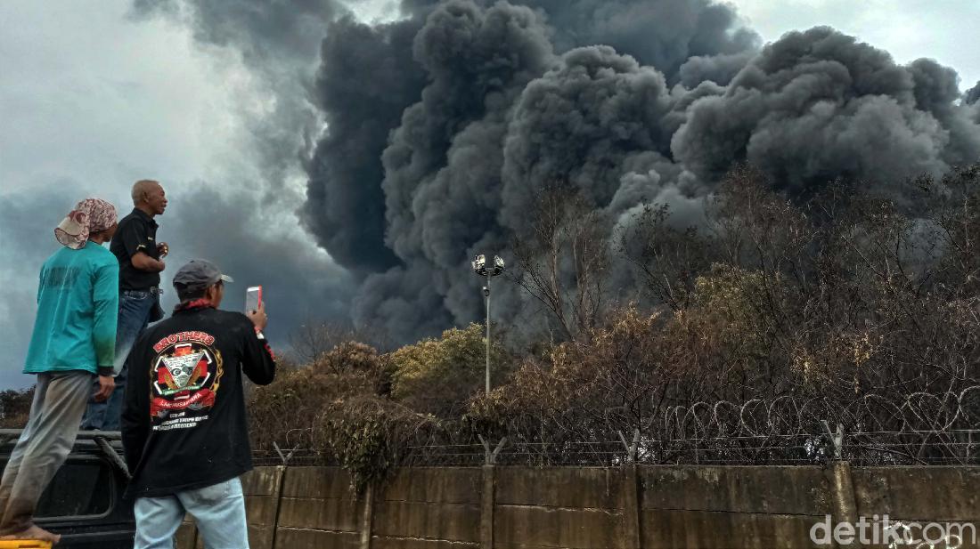 Melihat Lebih Dekat Kebakaran Kilang Pertamina Balongan