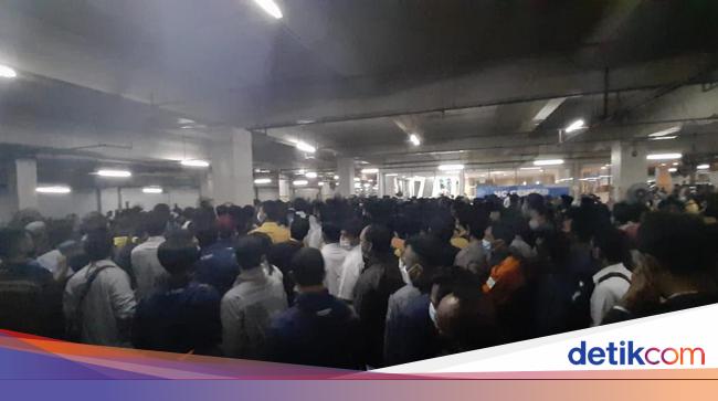 Vaksinasi Bumn Membludak Peserta Se Jatim Antre Berjam Jam