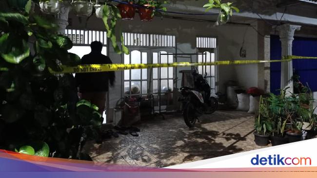 The house of the suspected attacker at the National Police Headquarters Zakiah Aini was attacked by the police