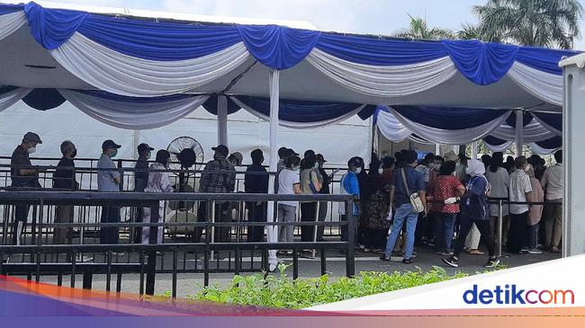 Peserta Vaksinasi Bumn Di Grand City Abaikan Aturan Jaga Jarak