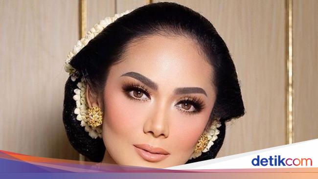 Krisdayanti wears Anne Avantie kebaya on Akad Atta-Aurel, like a princess palace