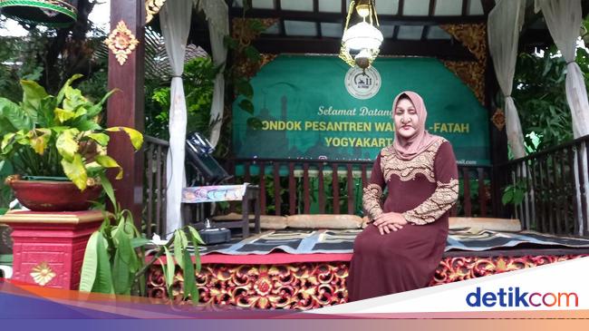 Profile of Shinta Ratri, the founder of the Jogja Waria Islamic Boarding School, who died today