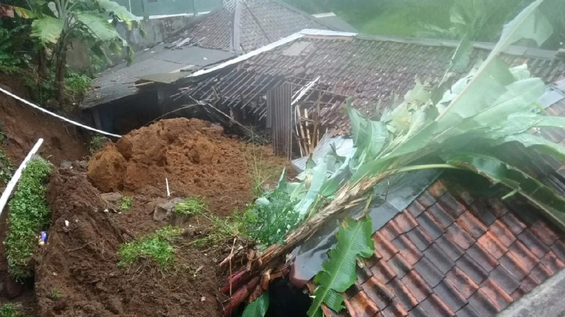 4 Rumah Rusak Diterjang Longsor Di Puncak Bogor