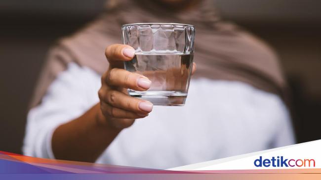 Minum Air Putih Bisa Menurunkan Kolesterol? Dokter Pastikan Hoax, Ini Faktanya