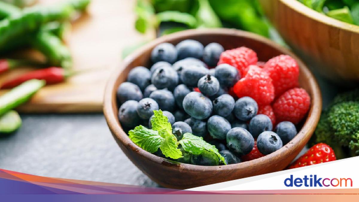 Menjaga kulit tetap kencang dan bebas keriput tak hanya lewat skincare. Asupan buah-buahan tertentu diketahui membantu produksi kolagen secara alami.