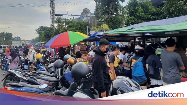 Pembeli Takjil di Pasar Karmen Surabaya Bermasker Tapi Tak Jaga Jarak