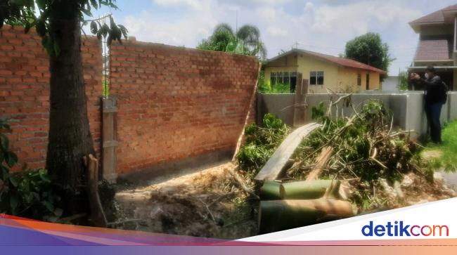 Clash of Residents of Pekanbaru with Transportation Agency Ends a Wall Closing the Road