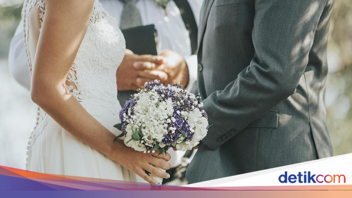 Memakai Baju Pengantin Warna Putih, Hitam Hingga Merah