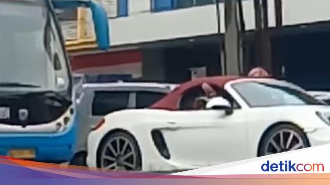 TransJ asks Porsche driver to break through Busway arrested-driver’s license clipped