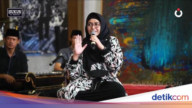 Novia Kolopaking Cerita Pdkt Ala Cak Nun Kayak Sensus Penduduk Novia Kolopaking Cerita Pdkt Ala Cak Nun Kayak Sensus Penduduk