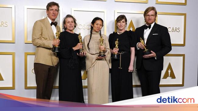 Gaya Chloe Zhao Pecahkan Rekor Di Oscar 2021 Santai Pakai Sneakers Putih Gaya Chloe Zhao Pecahkan Rekor Di Oscar 2021 Santai Pakai Sneakers Putih