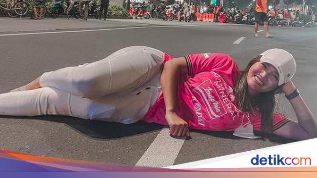 Lying on the street, this sexy celebgram becomes Riko Simanjuntak’s attention