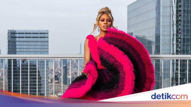 Penampilan Aktris Transgender Laverne Cox Di Oscars 2021 Bergaun Seribu Meter