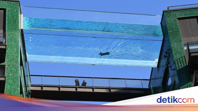 Foto Kolam  Renang  Transparan di Atas Ketinggian 30 Meter 