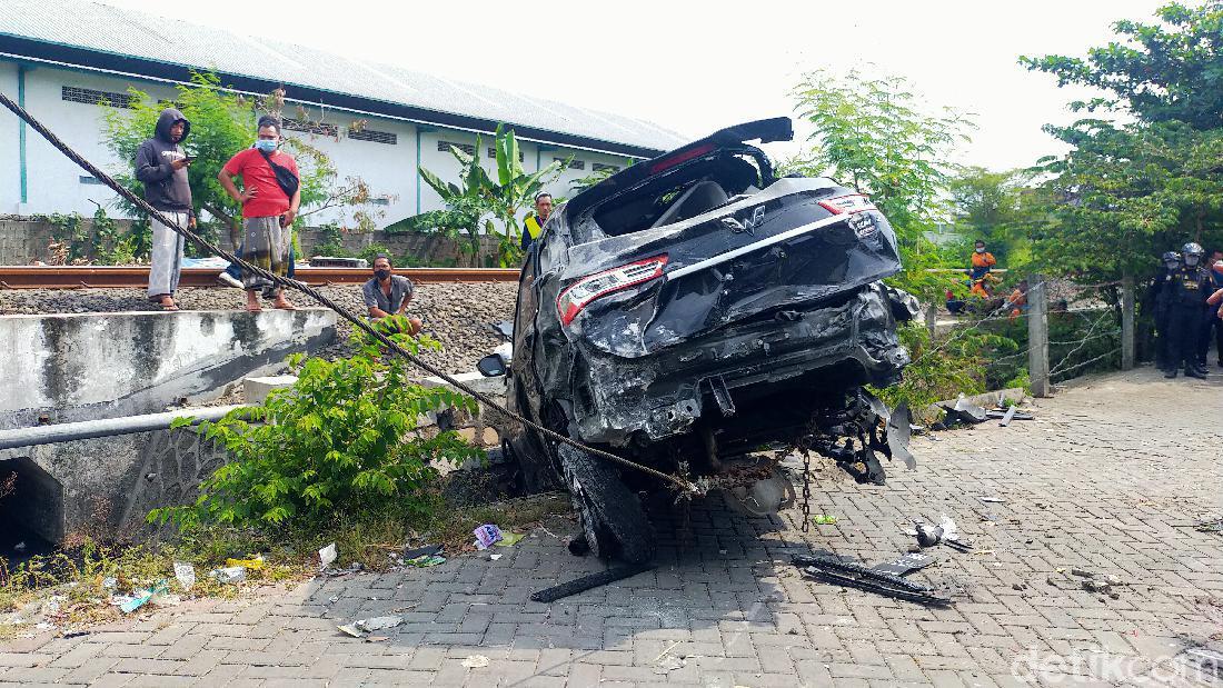 Satu Orang Tewas Saat Mobilnya Tertabrak Kereta Api Di Surabaya