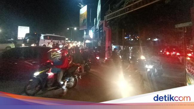 Hundreds of Vehicles Forced to Turn Back Due to Blockage in Karawang City