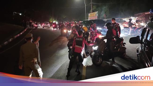 The lockdown post at the top of Cianjur was breached when the number of homecomers was booming