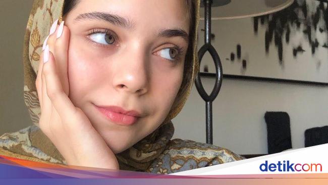 Pose Isabelle Tramp, Putri Ayu Azhari saat Hangout di Kafe
