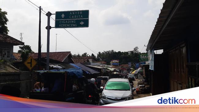 Crowded Tourists, Anyer-Carita Beach is Finally Closed until May 30th