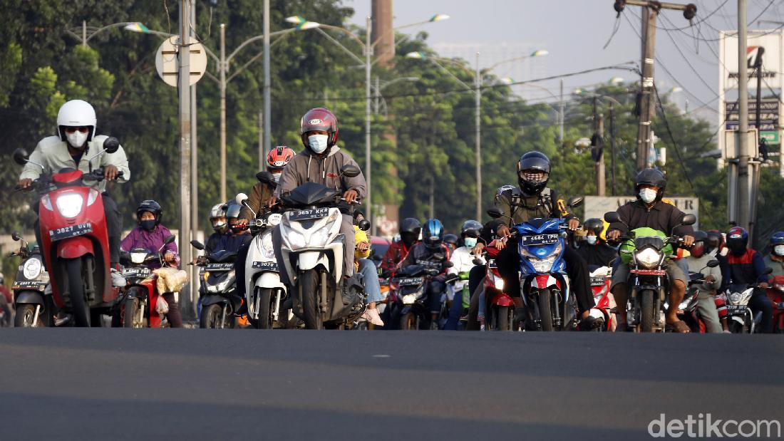 Jalan Kalimalang Mulai Ramai Pemudik Motor