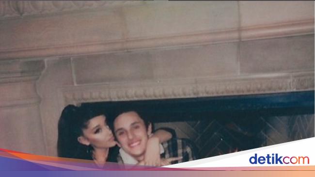 Ariana Grande Menikah dengan Dalton Gomez