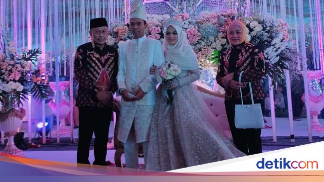 Those Who See Ustad Abdul Somad-Fatimah Happy at the Wedding Reception