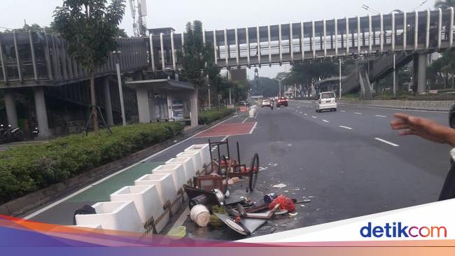 The pretext of being sleepy with a car crash-and-running for a chicken noodle trader on Jl Sudirman