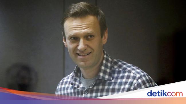 Russian Opposition Leader Alexei Navalny Reportedly Dies in Prison, Sparking Investigation and Controversy Ahead of Presidential Election