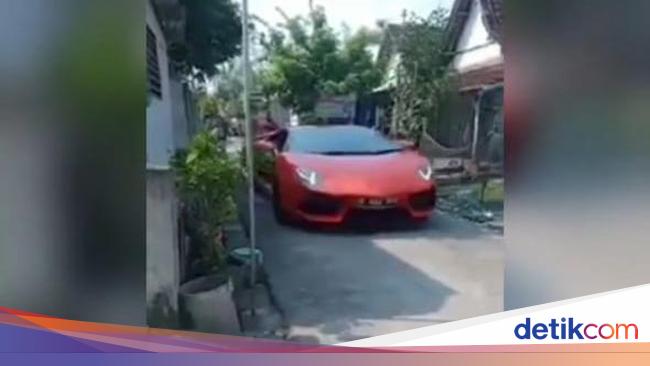 Viral Lamborghini crosses the village streets in Lamongan, who owns it?