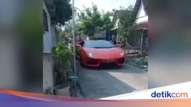 Viral Lamborghini Melintasi Jalanan Kampung di Lamongan