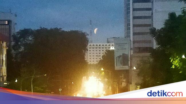 Observation of Total Lunar Eclipse Between Fountain and Surabaya Building