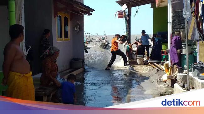 Banjir Rob Efek Gerhana Bulan Rendam Kampung Nelayan di Surabaya