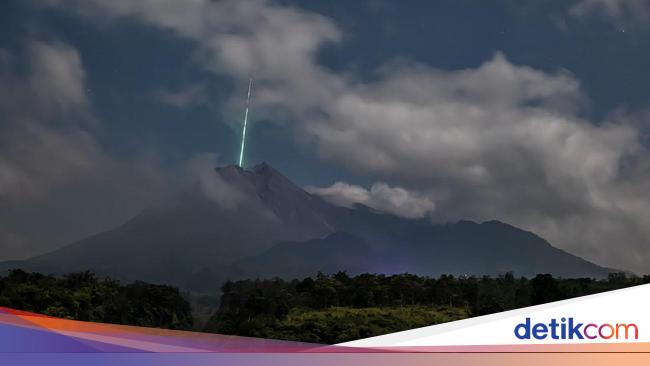 The Light Photographer’s Testimony Allegedly Meteor Falls on the Peak of Merapi