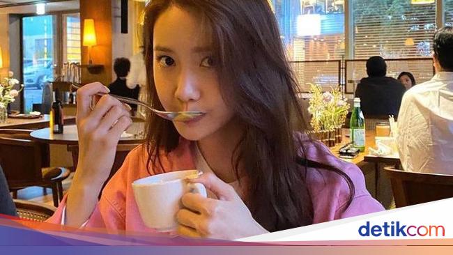 10 Beautiful poses of SNSD’s YoonA who are young when hanging out in cafes