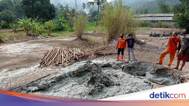 Semburan Lumpur Berbau Belerang Muncul di Desa Cipanas Cirebon