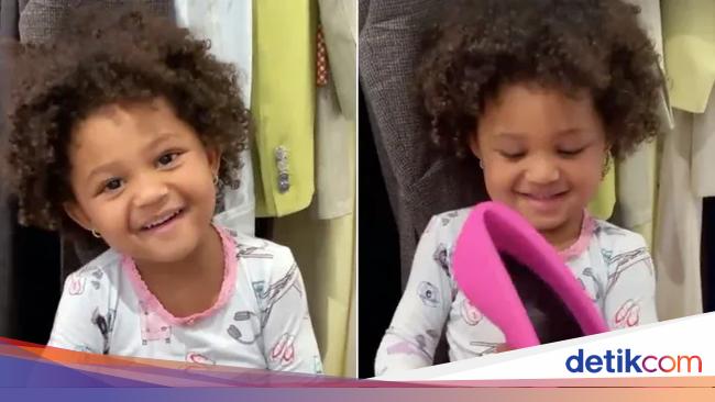 Saat Stormi Webster Unboxing Sepatu Balenciaga Rp 46 Juta