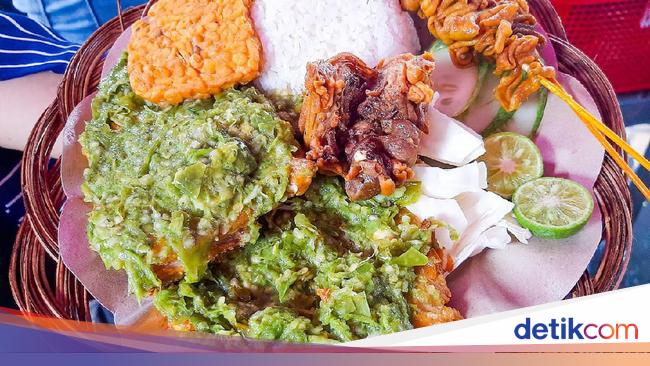 Pedas 'Nyengat' Ayam Penyet Cabe Ijo yang Viral di Grand Indonesia!