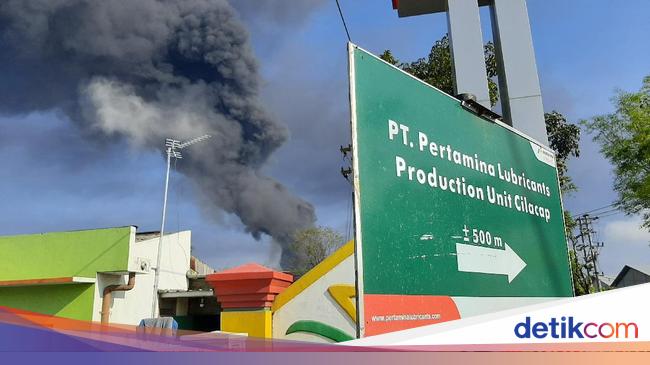 Asap Hitam Masih Membubung di Area Tangki Kilang Pertamina Cilacap