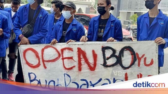 Demo Rektor UBP Karawang, Mahasiswa Bawa Spanduk Open BO